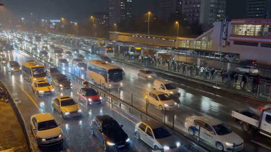 İstanbul'da trafik yoğunluğu akşam saatlerinde yüzde 90'a ulaştı