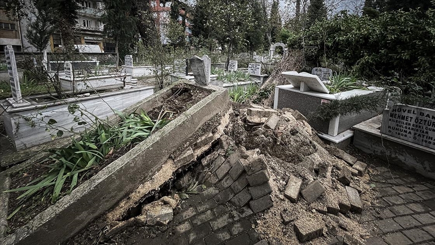 Bursa'da kuvvetli lodosta devrilen ağaçlar mezarlara zarar verdi