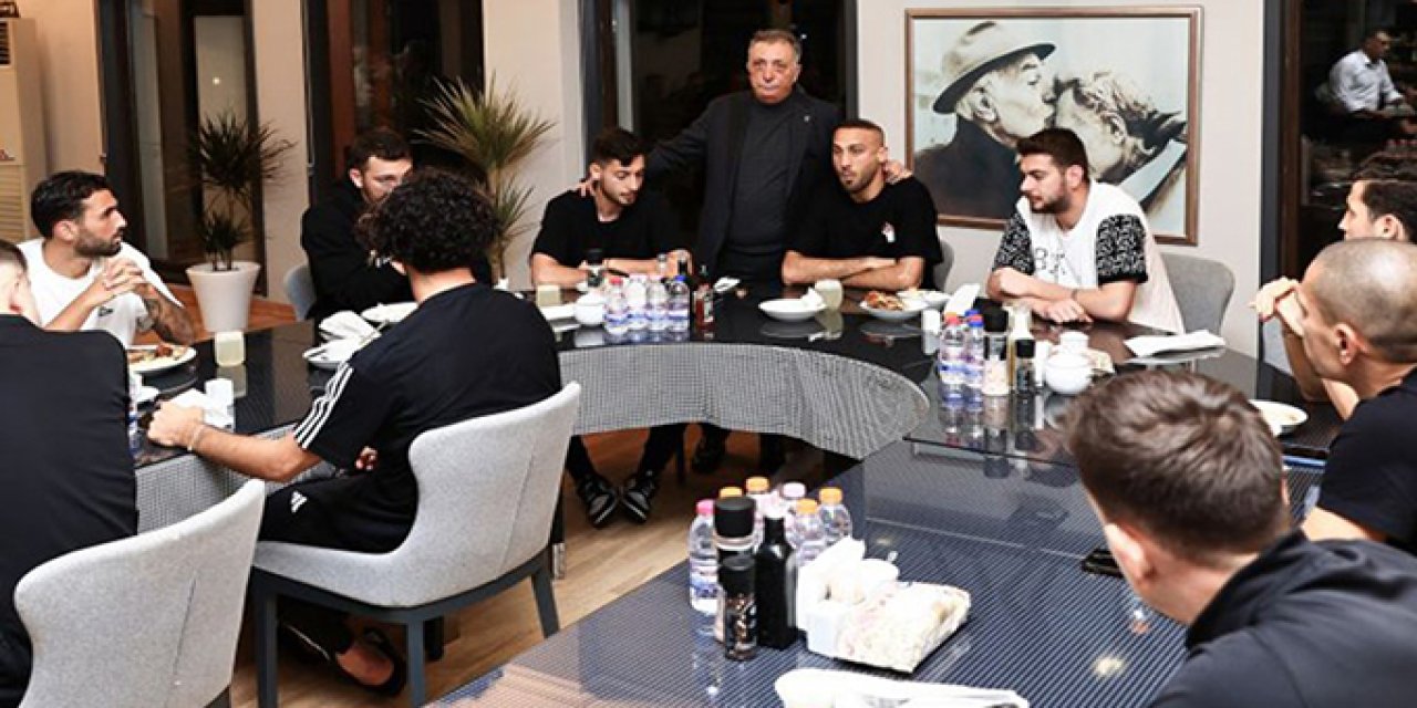 Beşiktaş Başkanı Ahmet Nur Çebi, futbol takımıyla vedalaştı