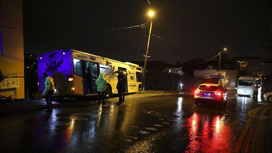 İETT'ye bağlı özel halk otobüsü park halindeki araçlara çarptı