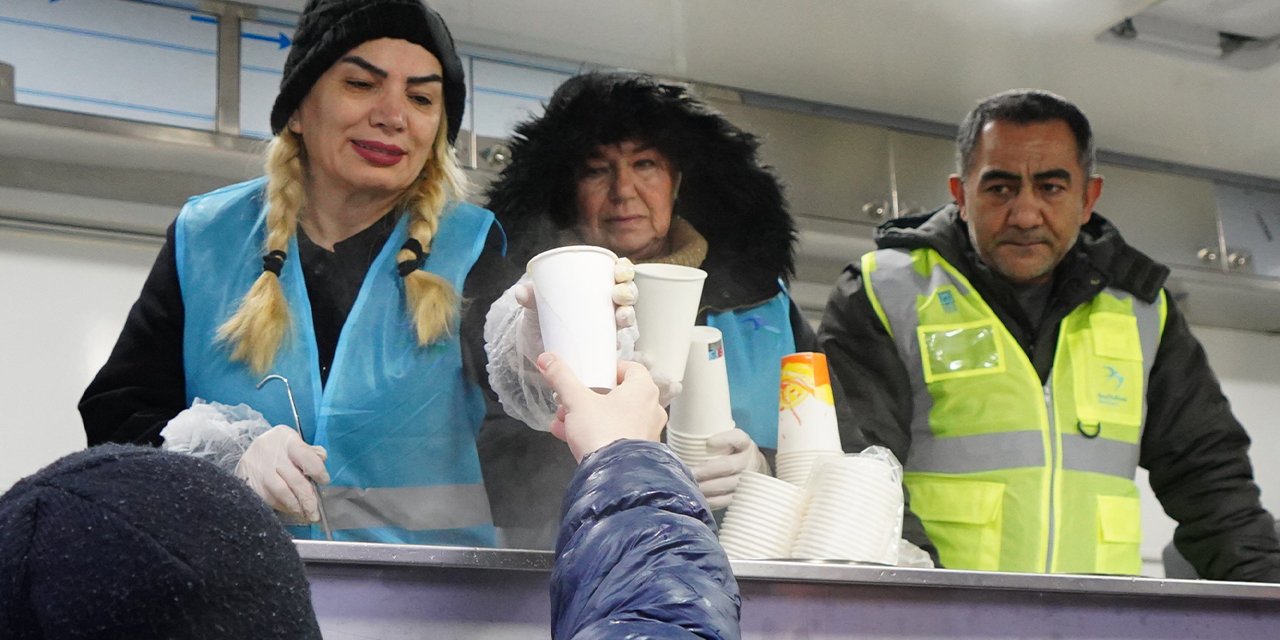 Beylikdüzü Belediyesi, soğuk kış günlerinde vatandaşlara sıcak çorba ikramında bulunuyor