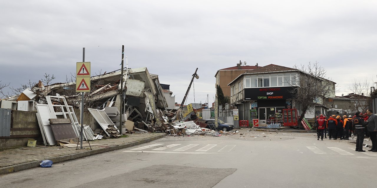 İstanbul Ümraniye'de Göçük: Metro İnşaatı Sonucu Binalar Çöktü