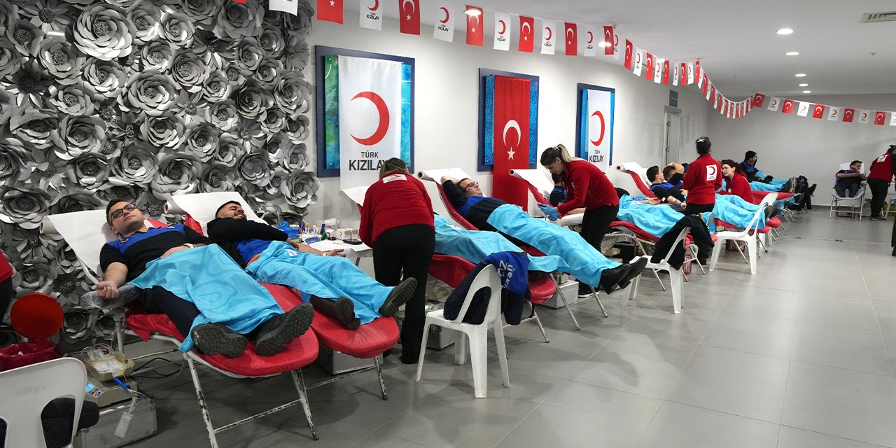 Üsküdar Meydanı ve Üsküdar Belediyesi’nde kan bağışı etkinliği yapıldı