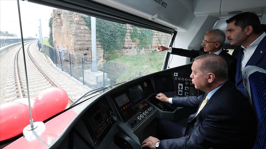 Cumhurbaşkanı Erdoğan Sirkeci-Kazlıçeşme Raylı Sistem Hattı'nda tren kullandı