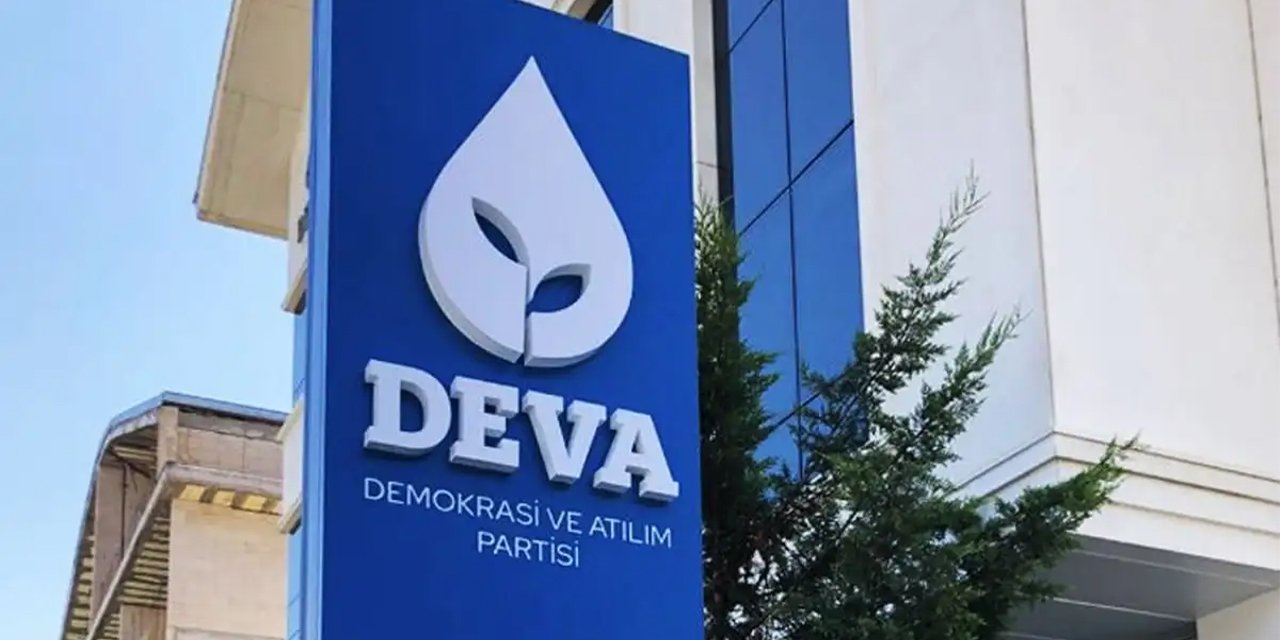 Beraberindeki 700 kişiyle, AK Parti’den ayrılıp DEVA Partisi’ne katıldı